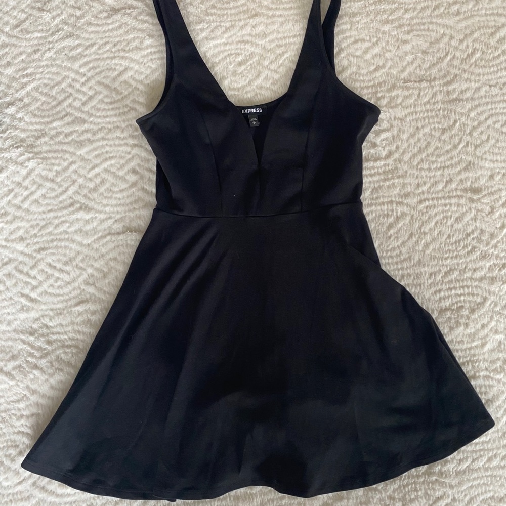 Plunging neckline with wire